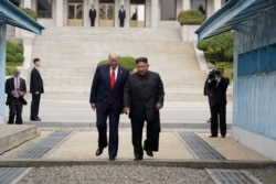 도널드 트럼프 미국 대통령과 김정은 북한 국무위원장이 지난해 6월 군사분계선을 넘어 판문점 남측으로 넘어오고 있다.