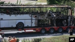 Así quedó el autobús en que viajaban los turistas muertos en el aeropuerto de Burgas, en Bulgaria.