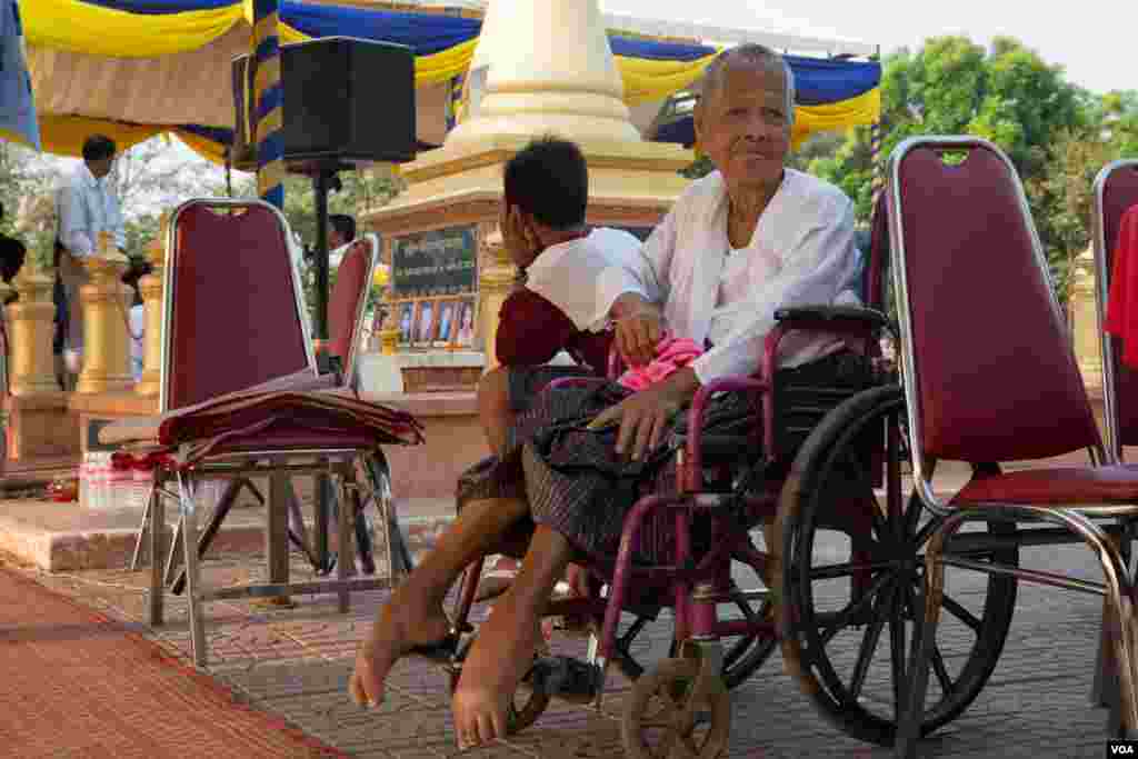 អ្នកស្រី រស់ ម៉ាឡែន អាយុ៧៤ឆ្នាំ ជនរងគ្រោះ ដោយសារការគប់គ្រាប់បែកឆ្នាំ១៩៩៧ មករំឭកវិញ្ញាណកន្ធរបស់ក្រុមបាតុករដែលបានស្លាប់ នៅស្តូបវិញ្ញាណកន្ធនៅសួនច្បារវត្តបុទុមវត្តី រាជធានីភ្នំពេញ កាលពីថ្ងៃពុធ ទី៣០ ខែមីនា ឆ្នាំ២០១៦។ (ឡេង ឡែន/VOA)។