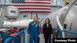 蔡英文參訪NASA約翰遜航天中心聽宇航員芬克解說 (圖片來源：台灣總統府)