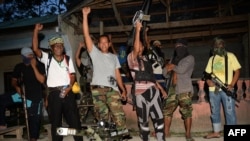 FILE - Abu Misry Mama (kiri depan), juru bicara Pejuang Pembebasan Islam Bangsamoro (BIFF), bersama rekannya meneriakkan "Allah Akbar" di Maguindanao, pulau Mindanao, Filipina. (Foto: dok.)