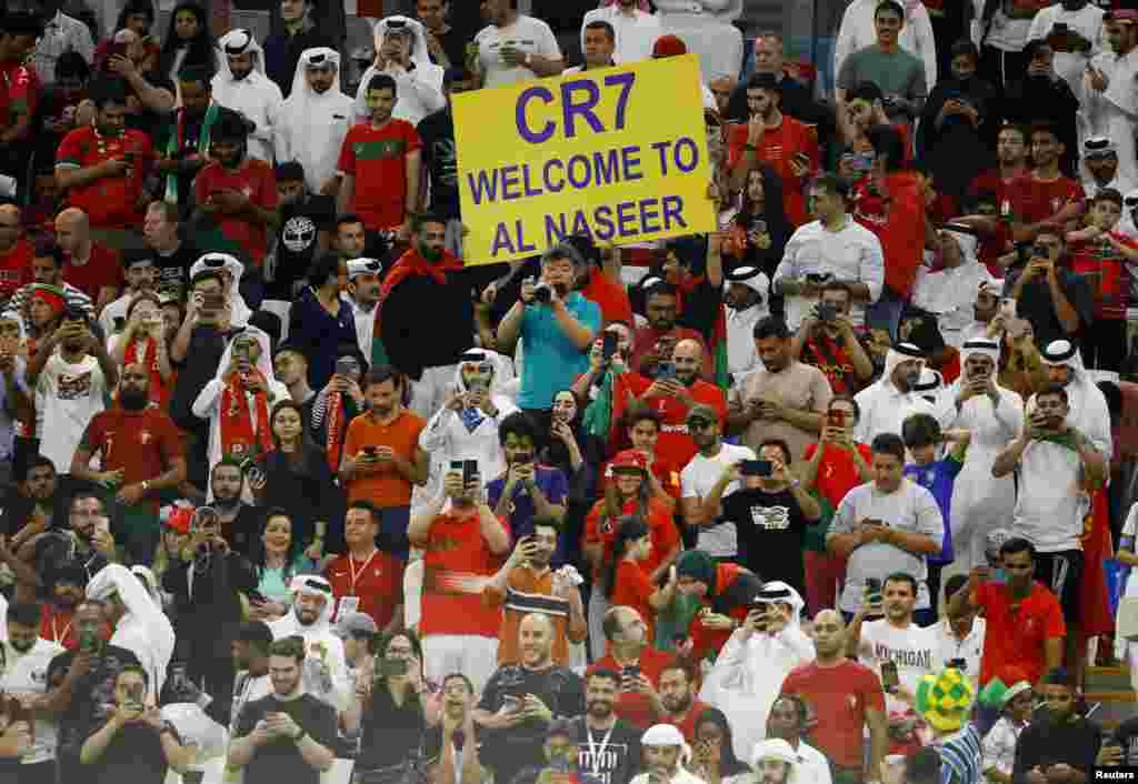 Algunos aficionados aprovecharon la oportunidad para darle la bienvenida a Cristiano Ronaldo a Al-Nassr, a través de un cartel, debido a la posible transferencia del artillero al club de fútbol saudí.