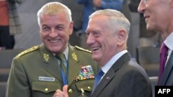 Le secrétaire américain à la Défense, Jim Mattis (C), assiste à une réunion des ministres de la Défense de l'OTAN au siège de l'OTAN à Bruxelles,