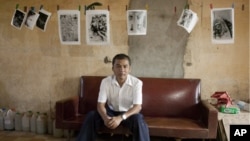 លោក​ ឆាំង​ យុ ​នាយក​​មជ្ឈមណ្ឌល​​ឯកសារ​​កម្ពុជា ថត​នៅ​សាលារៀន​ទួលស្លែង ដែល​ជា​អតីត​មណ្ឌល​ធ្វើ​ទារុណកម្ម​​ក្នុង​របប​ខ្មែរ​ក្រហម​ ដែល​ឥឡូវ​នេះ​បាន​ប្រែក្លាយ​ទៅ​ជា​សារមន្ទីរ ដែល​ឯកសារ​ជាច្រើន​ដែល​លោក​កំពុង​ស្រាវជ្រាវ ត្រូវបាន​រក្សា​ទុក។