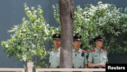 中国军人2019年6月4日在天安门广场执勤。