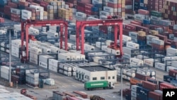 Miles de contenedores apilados en el puerto de Yangshan en Shanghai, el 29 de marzo de 2018. China agiliza sus esfuerzos globales para ampliar su comercio con tratados bilaterales estre estos con países latinoamericanos.