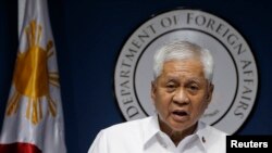 Ngoại trưởng Philippines Albert del Rosario phát biểu trong cuộc họp báo tại Manila, ngày 30/4/2014. 