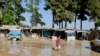 Seorang anak laki-laki berjalan melewati jalan yang terendam banjir di Sheikh Jalal, Provinsi Baghlan, Afghanistan, 12 Mei 2024. (Foto: Sayed Hassib/Reuters/Arsip)