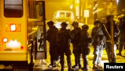 2014年11月26日國民警衛隊在密蘇里州弗格森，抗議進入第三個夜晚街頭漸趨平靜。