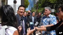 Fiscal general de Hawái, Douglas Chin, habla con periodistas afuera de la corte federal en Honolulu. Marzo 29, de 2017. 