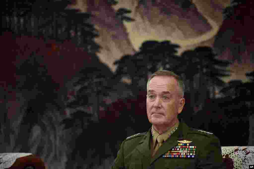 美国海军陆战队上将邓福德与中国中央军委副主席范长龙会谈时,听范长龙讲话(2017年8月17日)