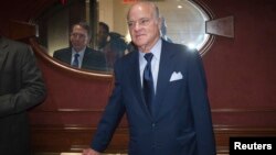 CEO of Kohlberg Kravis Roberts & Co (KKR) Henry Kravis (C) departs after meeting in the Manhattan borough of New York on Sept. 29, 2014. A report says Kohlberg Kravis Roberts is seeking a 60% stake in the family-owned firm boosted shares of Takata more than 21% higher on the Tokyo Stock Exchange.