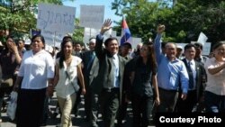 Kem Samathida, second left, walks with her father, Kem Sokha, and sister Kem Monovithya during a march demanding NEC reforms, May 20, 2013, Phnom Penh, Cambodia. (Courtesy of Kem Samathida) 