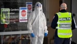Petugas medis berbicara di depan pintu masuk fasilitas layanan lansia "Epping Gardens" di kawasan suburban Melbourne, Australia, di tengah merebaknya pandemi Covid-19, 29 Juli 2020.