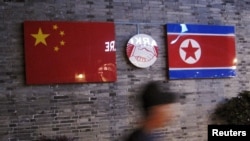 中国浙江省宁波市的一个已关闭的韩国餐馆外的中朝国旗