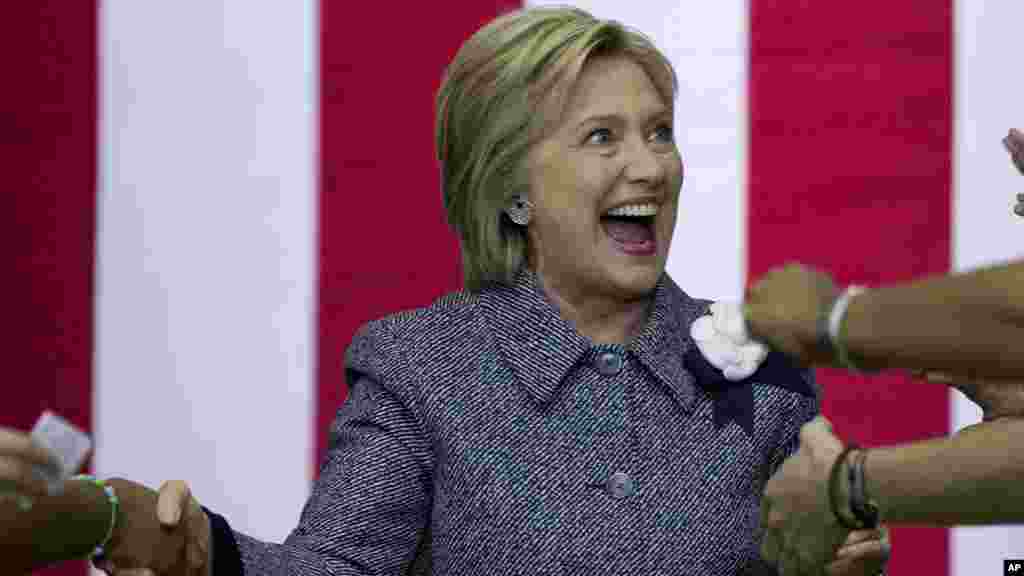 La candidate démocrate Hillary Clinton salue ses partisans à son arrivée pour sa campagne présidentielle en Caroline du Nord, 14 mars 2016.