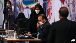 Para petugas mendaftarkan kandidat untuk pemilihan presiden 18 Juni di Kementerian Dalam Negeri di Teheran, Iran, Selasa, 11 Mei 2021. 