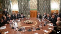 Mawaziri wa ulinzi na mambo ya nchi za nje wa Rashia, Uturuki na Rashia wakijadili suala la Libya Moscow.
