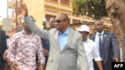Le président Alpha Condé de Guinée salue de la main à Conakry, 4 fébrier 2018.
