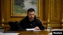 Rais wa Ukraine Volodymyr Zelensky akizungumza na Kansela wa Ujerumani Olaf Scholz mjini Kyiv, Ukraine Januari 25, 2023.