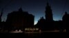Wilayah pusat kota terlihat gelap gulita setelah infrastruktur listrik terkena serangan rudal Rusia di Lviv, Ukraina 10 Oktober 2022. (Foto: REUTERS/Roman Baluk)