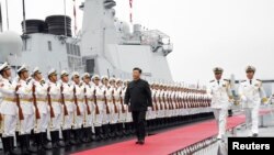 資料照：中國國家主席習近平2019年4月23日為慶祝中國海軍建軍70週年在山東青島檢閱人民解放軍海軍儀仗隊。