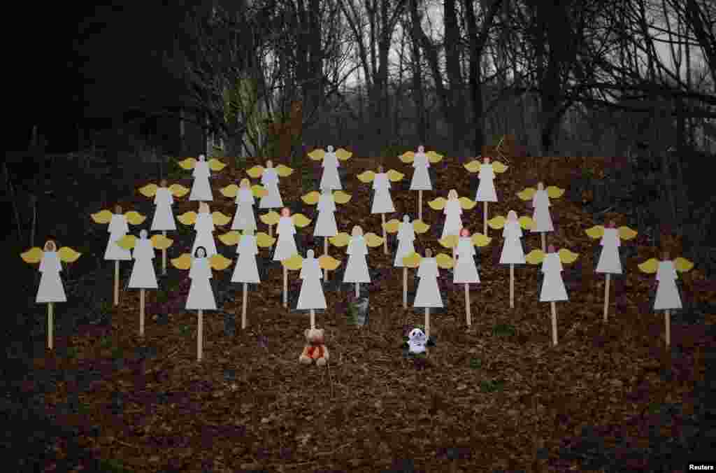 27 kayu berbentuk sayap bidadari diletakkan di dekat SD Sandy Hook Newtown, Connecticut untuk mengenang 12 anak perempuan, delapan anak laki-laki dan tujuh dewasa yang menjadi korban penembakan di kota itu,16 Desember 2012. (Foto: REUTERS/Mike Segar)