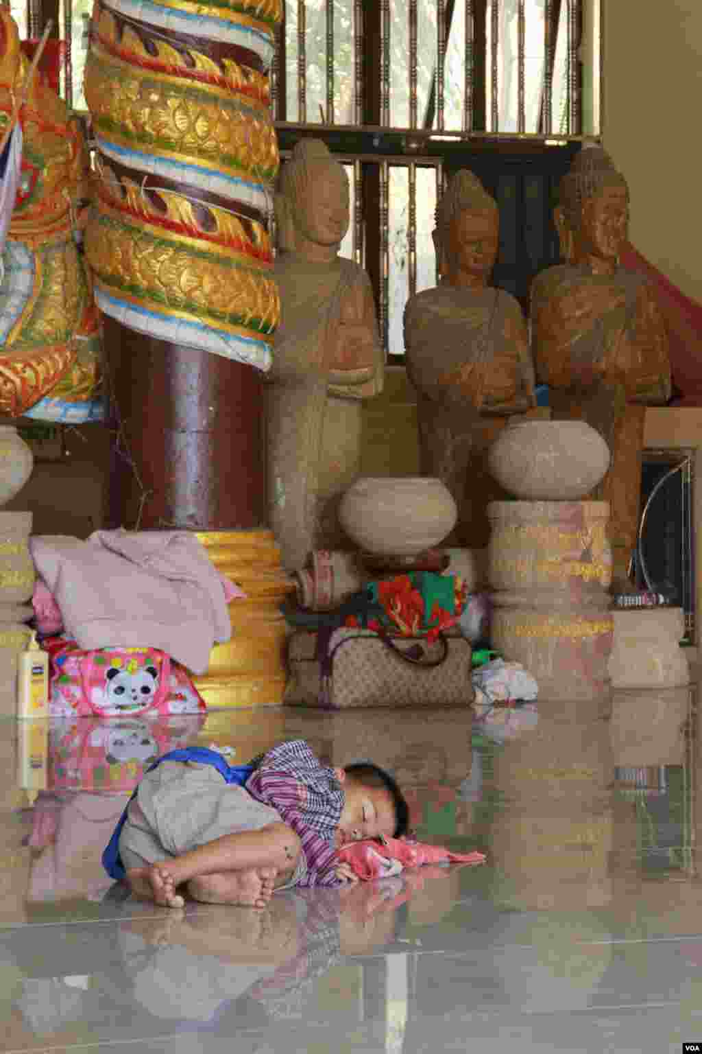 ក្មេង​ប្រុស​ម្នាក់​គេង​សម្រាក​​ថ្ងៃ​ត្រង់​ក្នុង​ព្រះ​វិហារ​នៃ​​​វត្ត​សាមគ្គី​រង្សី​ កាល​ពី​ថ្ងៃ​ទី​៥ ខែ​កុម្ភៈ​ ឆ្នាំ​២០១៥។ (នូវ ពៅលក្ខិណា/VOA)