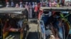 Para pembeli antre untuk berbelanja di sebuah supermarket di tengah wabah virus corona (Covid-19) di Ciamis, Jawa Barat, 20 Mei 2020. (Foto: Antara via Reuters)