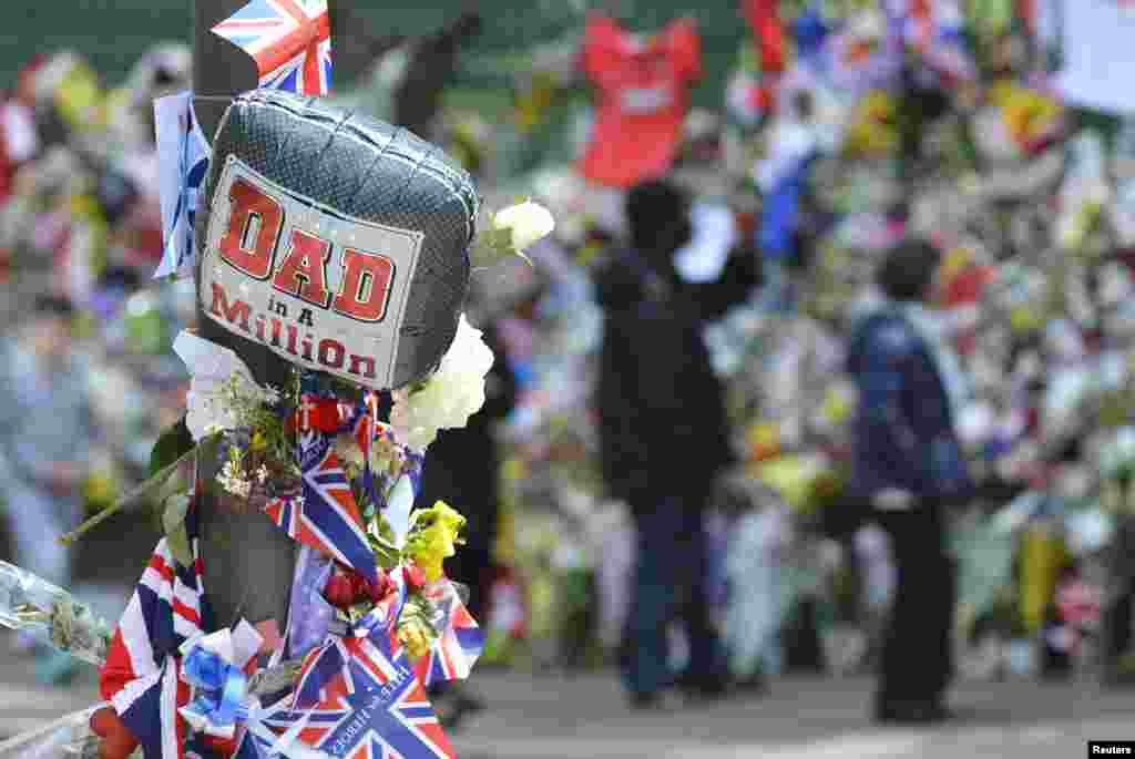 Pesan-pesan dan karangan bunga terlihat di tempat terjadinya pembunuhan tentara Inggris Lee Rigby di Woolwich, London Tenggara. Rigby dibunuh di jalanan kota London yang sibuk di dekat sebuah asrama tentara minggu lalu.