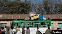 Wakimbizi wakiwasili katika shule ya msingi ya Tsehaye ambayo ilibadilishwa kuwa eneo la kuhifadhi wakimbizi la muda katika mkoa wa Tigray Ethiopia, March 14, 2021