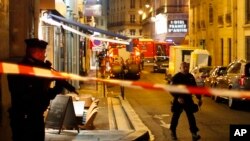 Polisi mengamankan lokasi serangan penikaman di Paris yang terjadi pada Sabtu (13/5).
