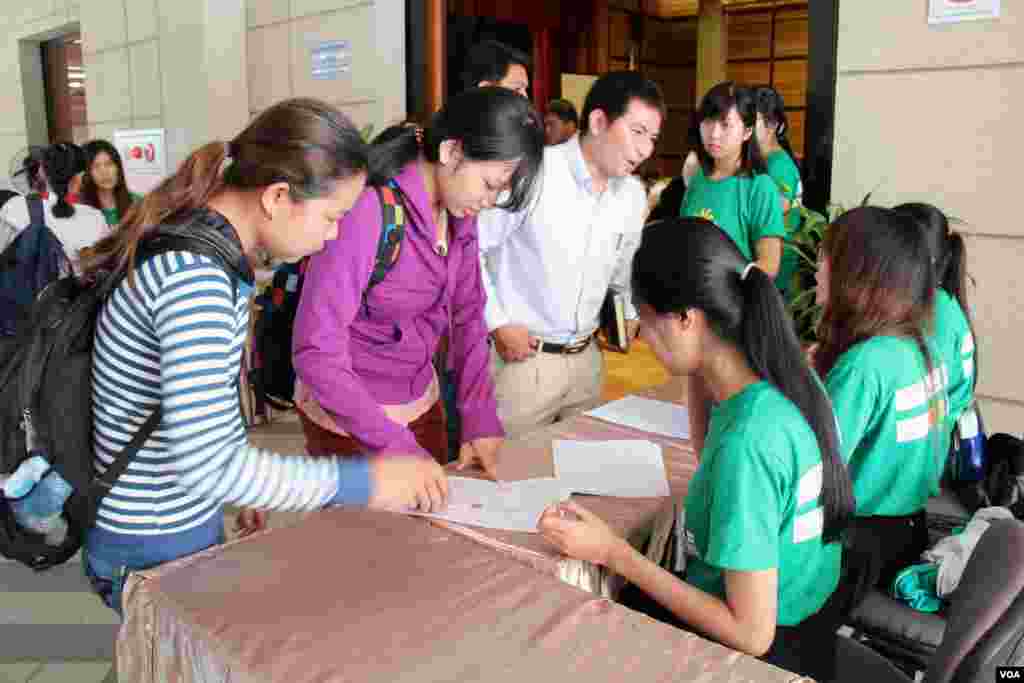 Participants register at the “Sustainable Development” forum at Cambodia-Japan Cooperation Center in Phnom Penh, Cambodia on Saturday, August 23, 2014. (Nov Povleakhena/VOA Khmer)