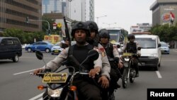 印尼警察在雅加达爆炸现场附近巡逻。 （2016年1月15日）