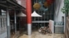 香港黃大仙港鐵站及附近的商場被洪水淹沒後，工人忙於進行清理善後工作 （路透社照片）