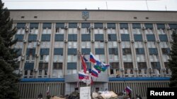 Una barricada es colocada frente a un edificio gubernamental en Luhansk, Ucrania.