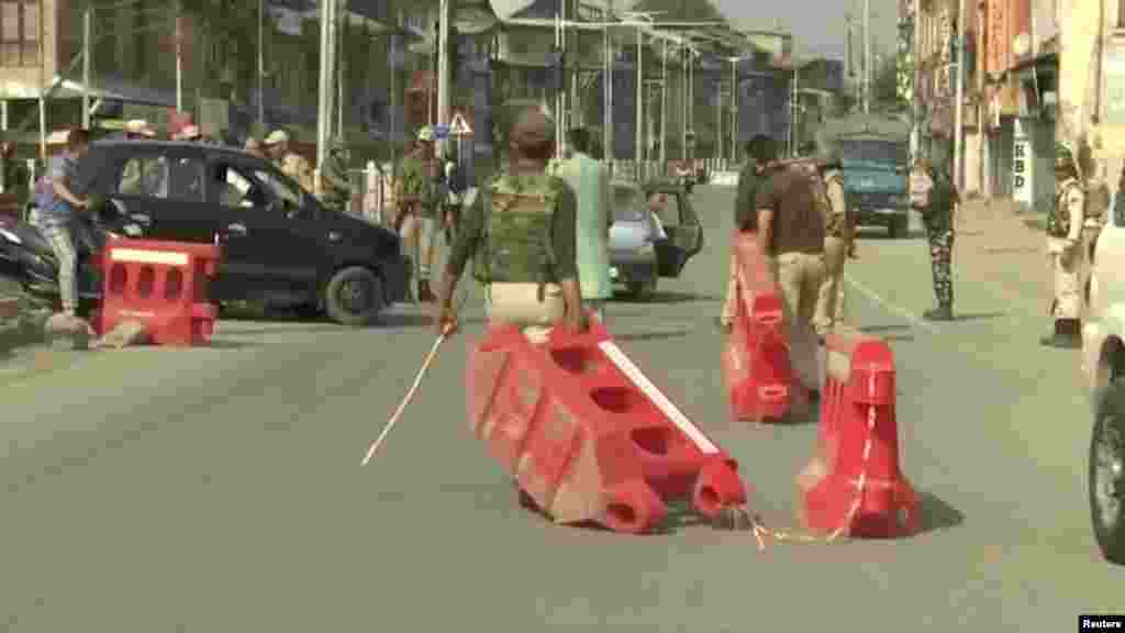 سری نگر میں پیر کے روز مختلف شاہراہوں پر رکاوٹیں کھڑی کردی گئیں 