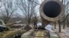 Seorang prajurit Ukraina berdiri di atas tank dekat kota garis depan Bakhmut, di tengah serangan Rusia terhadap Ukraina, di wilayah Donetsk, Ukraina 13 Januari 2023. (REUTERS/Vladyslav Smilianets)