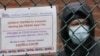 Warga New York antre untuk menjalani tes COVID-19 di parkiran NYC Health+Hospitals/Gotham Health Morrisania di kawasan Bronx, New York, 20 April 2020. (Foto: dok).
