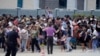 ARCHIVO - Personas se reúnen frente a un centro comercial después de un tiroteo masivo donde murieron 8 personas, el 6 de mayo de 2023 en Allen, EEUU.