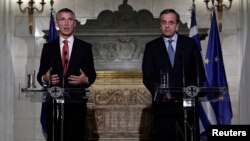 北约新任秘书长斯托尔滕贝格（Jens Stoltenberg，左)和希腊总理安东尼斯•萨马拉斯（Antonis Samaras）在记者会上（2014年10月30日）