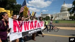 Manifestantes en frente del Capitolio en Washington. El presidente tiene una tarea dificil para convencer al público de la necesidad de atacar militarmente a Siria.