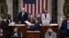 Vice-presidente Mike Pence (esq) e presidente da Câmara dos Representantes Nancy Pelosi (esq) no final da sessão de certificação