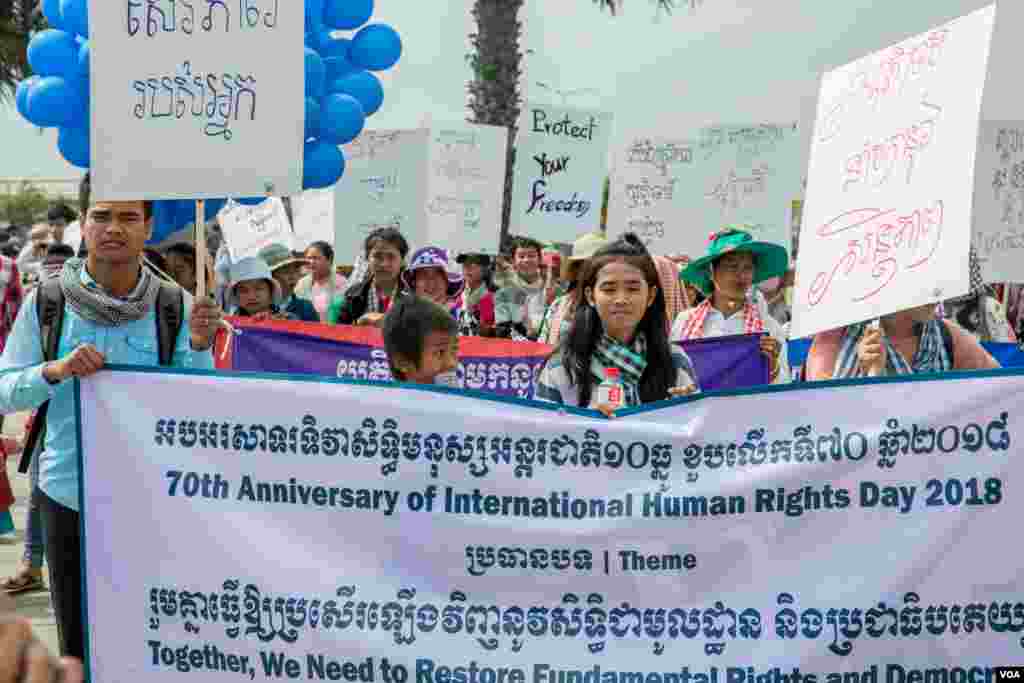 អង្គការសង្គមស៊ីវិល ក្រុមសហជីព និងសកម្មជន និងប្រជាពលរដ្ឋនានា ចូលរួមប្រារព្ធទិវាសិទ្ធិមនុស្សអន្តរជាតិ១០ធ្នូ លើកទី៧០, នាទីលានប្រជាធិបតេយ្យ, នៅរាជធានីភ្នំពេញ, នៅថ្ងៃទី១០ ខែធ្នូ ឆ្នាំ២០១៨។ (អូន ឆេងប៉រ/ VOA)