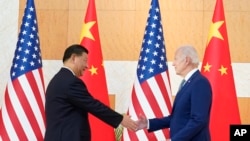 Presiden AS Joe Biden (kanan), berjabat tangan dengan Presiden China Xi Jinping saat bertemu di sela-sela KTT G20 di Nusa Dua, Bali, Senin, 14 November 2022. (AP/Alex Brandon)