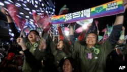 台灣民進黨的支持者在賴清德勝選後在台北歡呼。（2024年1月13日）