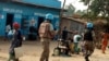 Les Casques bleus de la Monusco patrouillent dans une rue d'Uvira, Sud-Kivu, RDC, le 30 septembre 2017.