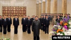 지난 2월 김정일 국방위원장의 생일을 맞아 금수산태양궁전을 참배한 김정은 북한 국무위원장. 