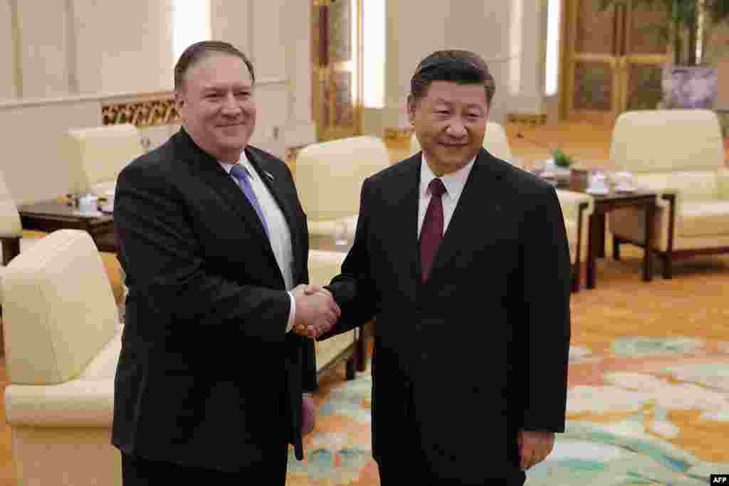 美国国务卿蓬佩奥在北京人民大会堂和中国国家主席习近平握手（2018年6月14日）。