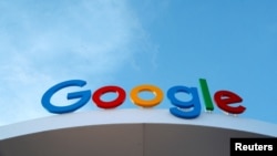ARCHIVO - El logotipo de Google se ve en la casa de Google en CES 2024, una feria comercial anual de electrónica de consumo, en Las Vegas, Nevada, EEUU, el 10 de enero de 2024.